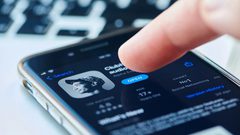 خبراء يحذرون من مخاطر استخدام تطبيق "كلوب هاوس"