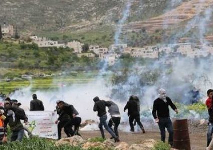 إصابات بالاختناق خلال قمع الاحتلال مسيرة سلمية في دير جرير