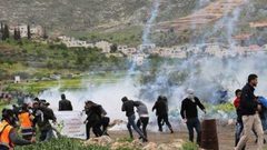 إصابات بالاختناق خلال قمع الاحتلال مسيرة سلمية في دير جرير