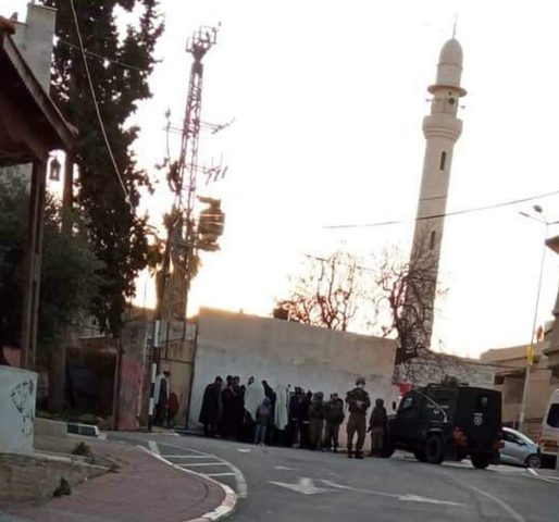 عشرات المستوطنين يقتحمون المقامات الإسلامية في بلدة كفل حارس
