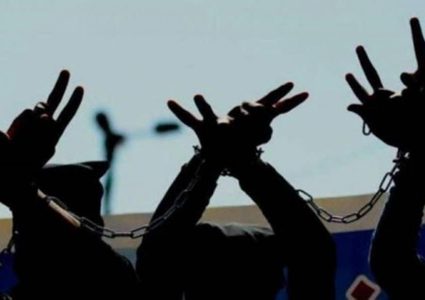 محكمتا الاحتلال في "عوفر وسالم" تمددان توقيف 41 أسيرا