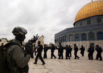 الاحتلال يعتقل فتاة خلال اقتحامه لباحات الأقصى