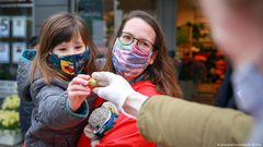 دراسة: احتمالية نقل الفيروس إلى شخص تعيش معه ضعيفة