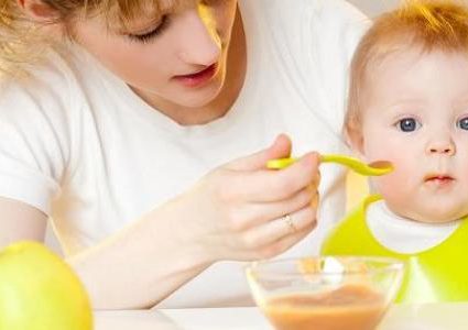 أطعمة تزيد من وزن الطفل الرضيع بعد سن 6 أشهر