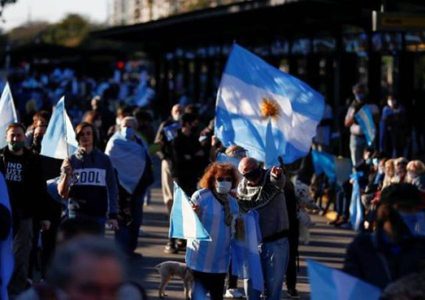 الأرجنتين.. احتجاج الآلاف على التمييز في توزيع لقاحات كورونا