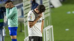 مدافع يبكي بعد الحديث عن صراع فريقه للهروب من الهبوط