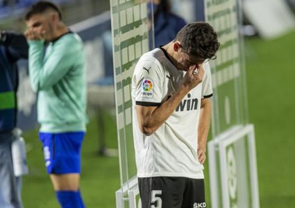 مدافع يبكي بعد الحديث عن صراع فريقه للهروب من الهبوط