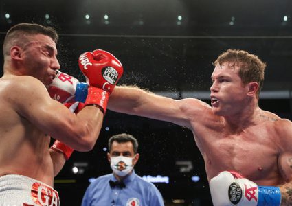 كانيلو" يسقط التركي يلديريم بالضربة القاضية ويحتفظ بلقبه