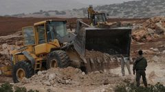 الاحتلال يستولي على جرافة في بيرين جنوب الخليل