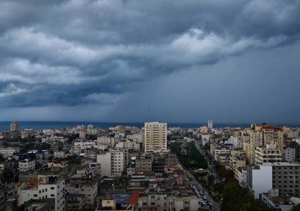 الطقس: أجواء غائمة وباردة وفرصة ضعيفة لسقوط أمطار