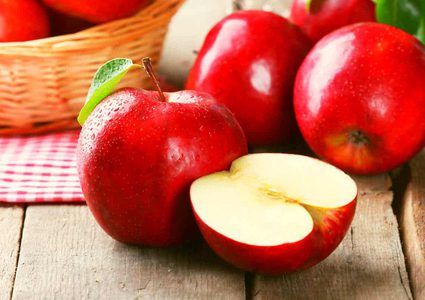 فوائد أكل التفاح الأحمر الصحية وهذه سعراته الحرارية