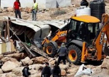 الاحتلال يهدم بركسا جنوب الخليل