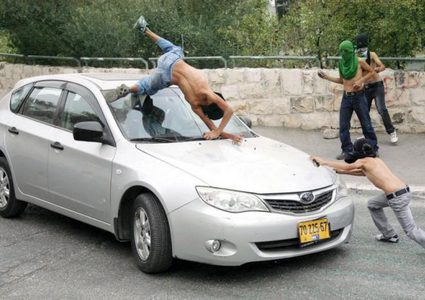 مستوطن يحاول دهس عدة مواطنين شمال نابلس