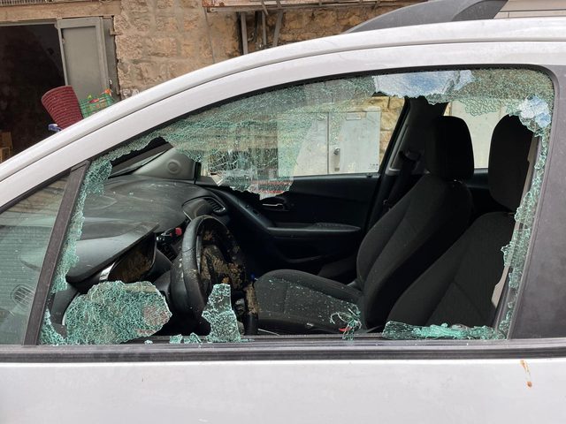 القدس: مستوطنون يعتدون على مصورين صحفيين ويحطمون مركبتهما
