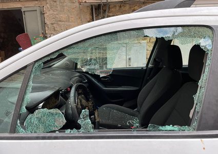 القدس: مستوطنون يعتدون على مصورين صحفيين ويحطمون مركبتهما