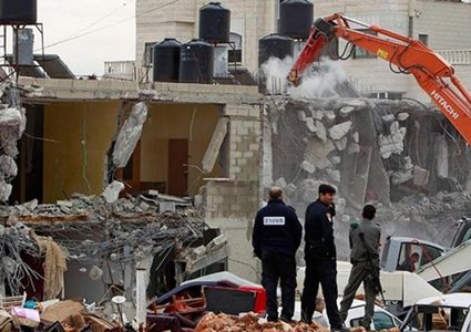 الاحتلال يهدم منزلا من طابقين في مخيم شعفاط