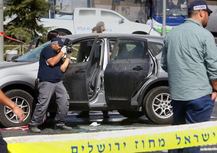 مستوطنون يعطبون إطارات سيارة ويكسرون زجاجها جنوب بيت لحم