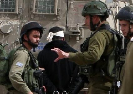 القدس: الاحتلال يعتقل 3 شبان على حاجز الزعيم