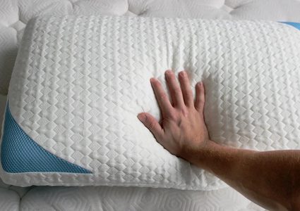 طبيب يكشف عن المخاطر القاتلة للوسادات القديمة