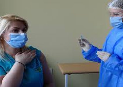 تحذيرت من ظهور أعراض جانبية بعد أخذ لقاح "موديرنا"