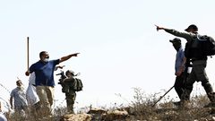 مستوطنون يعتدون على مزارعين من قرية كيسان