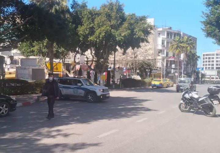 جانب من عمل الشرطة للحد من حركة المركبات والمواطنين تطبيقاً لقرار الاغلاق في  محافظة نابلس.