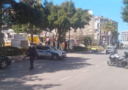 جانب من عمل الشرطة للحد من حركة المركبات والمواطنين تطبيقاً لقرار الاغلاق في  محافظة نابلس.