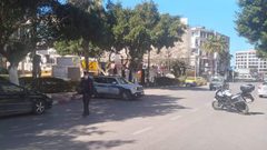 جانب من عمل الشرطة للحد من حركة المركبات والمواطنين تطبيقاً لقرار الاغلاق في  محافظة نابلس.