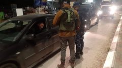 الاجهزة الأمنية على #حواجز_المحبة "حاجز كفر_عقب بشارع القدس "
 في محافظة رام الله و البيرة لتطبيق قرارات الإغلاق بالمحافظة وذلك للحد من تفشي فيروس كورونا