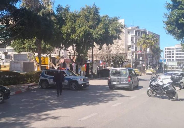 جانب من عمل الشرطة للحد من حركة المركبات والمواطنين تطبيقاً لقرار الاغلاق في  محافظة نابلس.