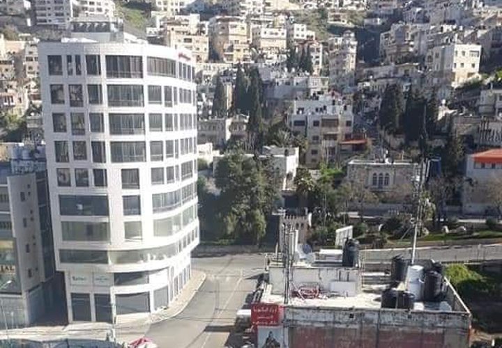 جانب من عمل الشرطة للحد من حركة المركبات والمواطنين تطبيقاً لقرار الاغلاق في  محافظة نابلس.