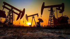 النفط يغلق عند أعلى مستوى له منذ عامين