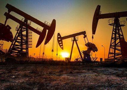 النفط يغلق عند أعلى مستوى له منذ عامين