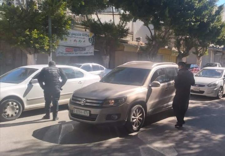 جانب من عمل الشرطة للحد من حركة المركبات والمواطنين تطبيقاً لقرار الاغلاق في  محافظة نابلس.