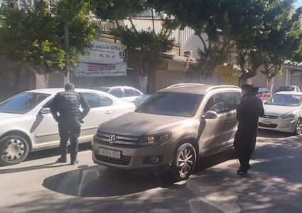 جانب من عمل الشرطة للحد من حركة المركبات والمواطنين تطبيقاً لقرار الاغلاق في  محافظة نابلس.