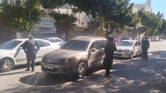 جانب من عمل الشرطة للحد من حركة المركبات والمواطنين تطبيقاً لقرار الاغلاق في  محافظة نابلس.