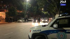 جانب من عمل الأجهزة الامنية بتطبيق قرار الاغلاق في محافظة نابلس مساء اليوم الأحد.