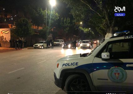 جانب من عمل الأجهزة الامنية بتطبيق قرار الاغلاق في محافظة نابلس مساء اليوم الأحد.