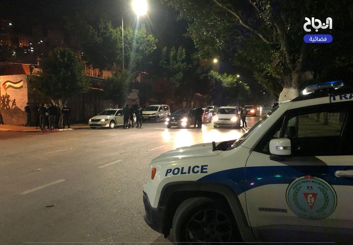جانب من عمل الأجهزة الامنية بتطبيق قرار الاغلاق في محافظة نابلس مساء اليوم الأحد.