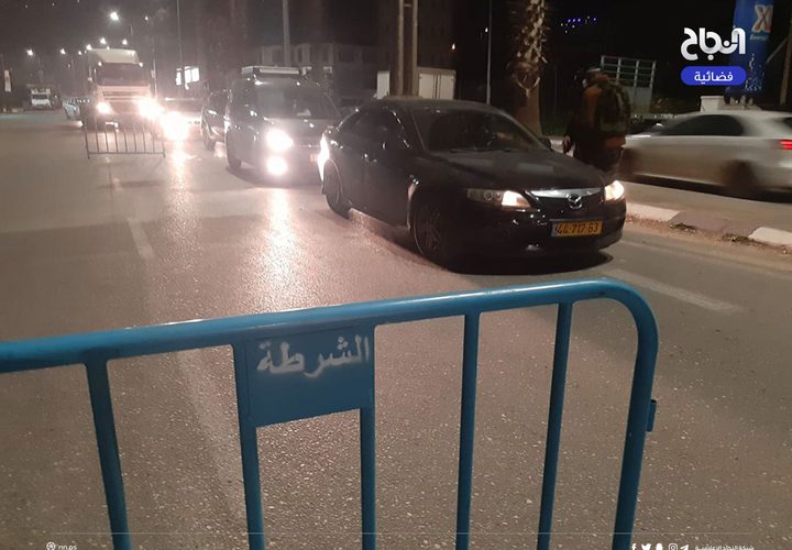 الاجهزة الأمنية على #حواجز_المحبة "حاجز كفر_عقب بشارع القدس "
 في محافظة رام الله و البيرة لتطبيق قرارات الإغلاق بالمحافظة وذلك للحد من تفشي فيروس كورونا