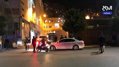 جانب من عمل الأجهزة الامنية بتطبيق قرار الاغلاق في محافظة نابلس مساء اليوم الأحد.