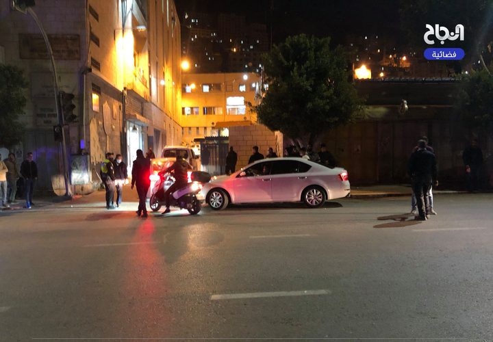 جانب من عمل الأجهزة الامنية بتطبيق قرار الاغلاق في محافظة نابلس مساء اليوم الأحد.