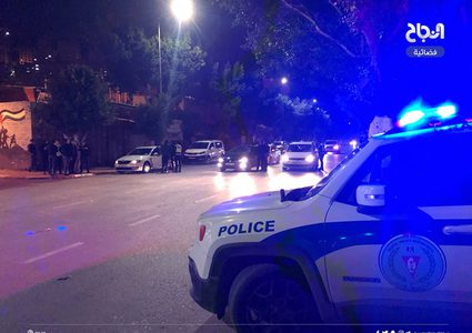 جانب من عمل الأجهزة الامنية بتطبيق قرار الاغلاق في محافظة نابلس مساء اليوم الأحد.