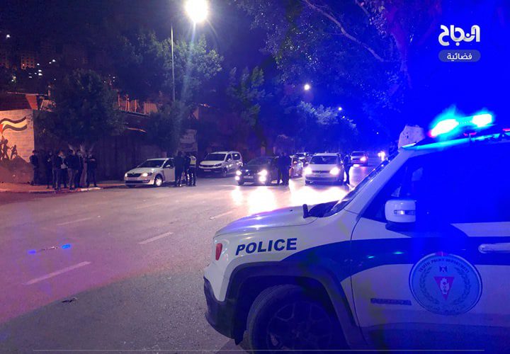 جانب من عمل الأجهزة الامنية بتطبيق قرار الاغلاق في محافظة نابلس مساء اليوم الأحد.