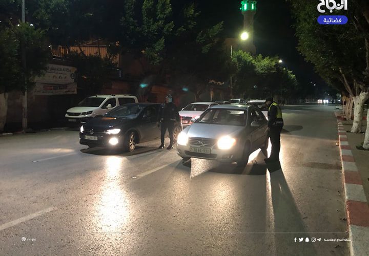 جانب من عمل الأجهزة الامنية بتطبيق قرار الاغلاق في محافظة نابلس مساء اليوم الأحد.