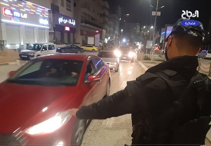الاجهزة الأمنية على #حواجز_المحبة "حاجز كفر_عقب بشارع القدس "
 في محافظة رام الله و البيرة لتطبيق قرارات الإغلاق بالمحافظة وذلك للحد من تفشي فيروس كورونا