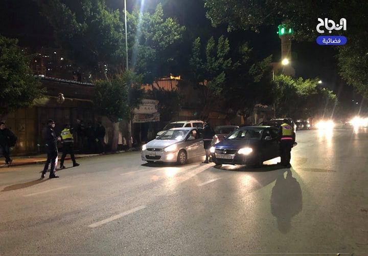 جانب من عمل الأجهزة الامنية بتطبيق قرار الاغلاق في محافظة نابلس مساء اليوم الأحد.