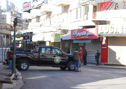جانب من عمل الشرطة للحد من حركة المركبات والمواطنين تطبيقاً لقرار الاغلاق في  محافظة نابلس.