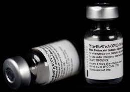 القبض على شخصين بتهمة بيع عبوات مستخدمة من لقاح "فايزر"