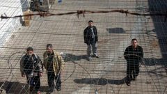 12 أسيرا يدخلون أعواما جديدة في سجون الاحتلال